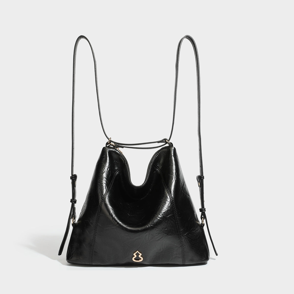 Große, lässig fallende Hobo-Schultertasche aus glänzendem Material in geknautschter Lederoptik mit goldfarbenen Beschlägen und langem verstellbarem Riemen