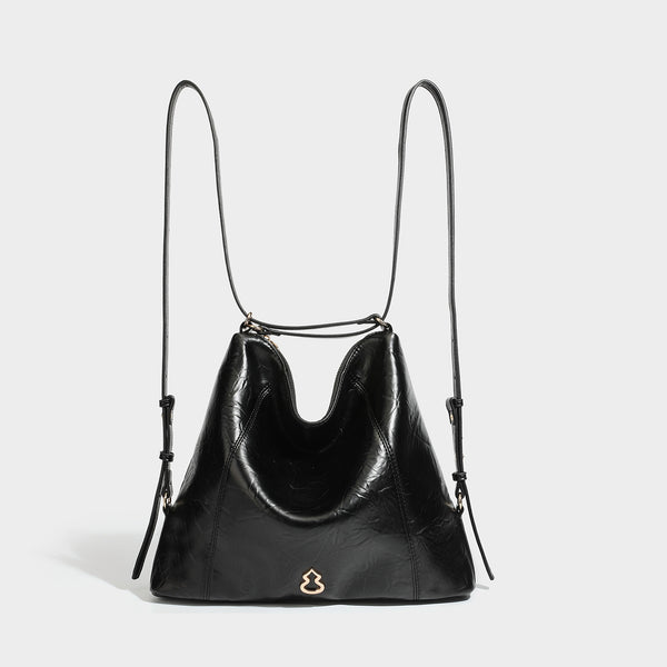 Große, lässig fallende Hobo-Schultertasche aus glänzendem Material in geknautschter Lederoptik mit goldfarbenen Beschlägen und langem verstellbarem Riemen