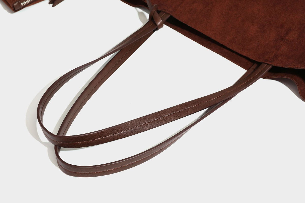 Große matte Tote-Bag in Veloursleder-Optik mit cremefarbenem Randbesatz aus gehäkelter Kordel, langen schmalen Schulterriemen und kleinem abnehmbarem, passendem