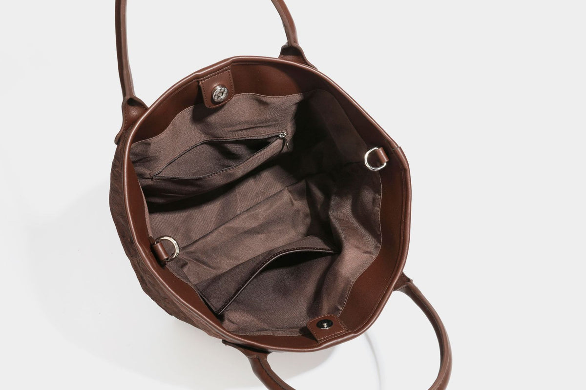 Shopper mit muschelartiger Prägung und samtartiger Haptik, abgerundeten Henkeln in Lederoptik und abnehmbarem Schulterriemen, Detailansicht 37