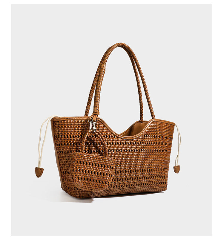 Dunkelbraune Tote-Bag in Lederoptik mit geflochtenen Henkeln, Kordelverschluss und befestigtem gewebtem Mini-Etui, Detailansicht
