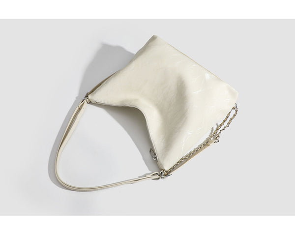 Lässige Hobo-Schultertasche mit glänzender Knitteroptik, silberfarbenen Kettenriemen und Reißverschluss, Detailansicht 9