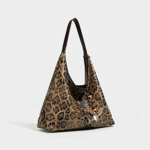 Weiche Hobo-Tote-Tasche mit Leopardenprint in Beige und Braun, dunkelbraunem Trageriemen in Lederoptik und herabhängendem Perlenanhänger