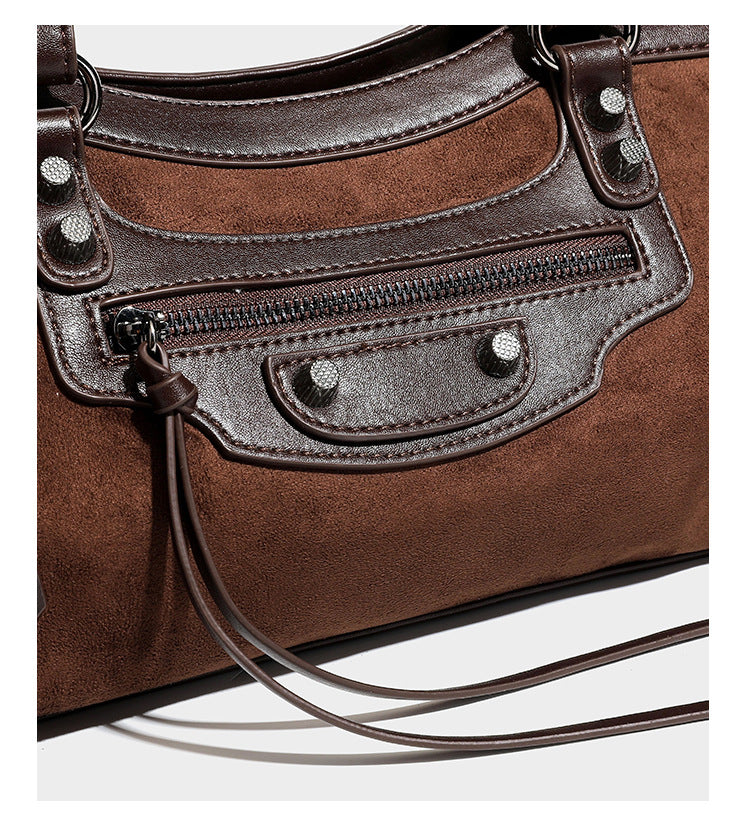 Strukturierte Vintage-Schultertasche im Moto-Stil mit matten Einsätzen in Velourslederoptik, Besatz in Lederoptik, dunkel silberfarbenen Nieten und vorderem Reißverschluss