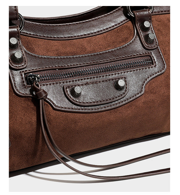 Strukturierte Vintage-Schultertasche im Moto-Stil mit matten Einsätzen in Velourslederoptik, Besatz in Lederoptik, dunkel silberfarbenen Nieten und vorderem Reißverschluss