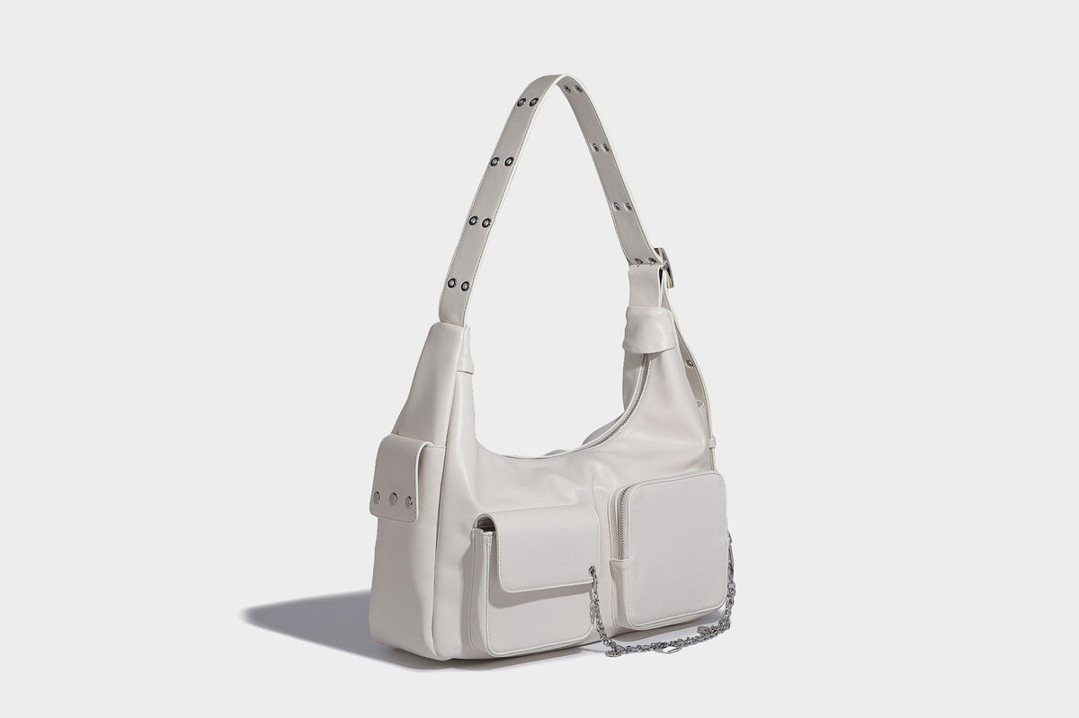 Lässige Hobo-Schultertasche mit glänzender Lederoptik, vorderen Pattentaschen, Kettenelementen und Nietenbeschlägen in Silberoptik
