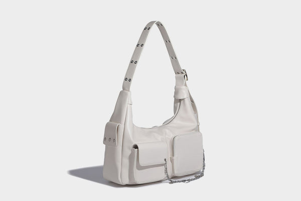 Lässige Hobo-Schultertasche mit glänzender Lederoptik, vorderen Pattentaschen, Kettenelementen und Nietenbeschlägen in Silberoptik