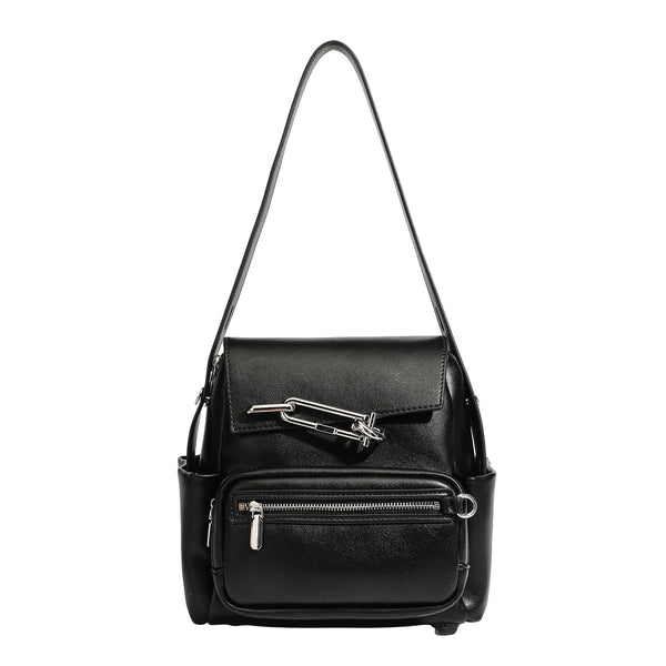Kleiner strukturierter Rucksack aus Material in schwarzer Lederoptik mit Überschlag, Metallverschluss in Silberoptik, vorderem Reißverschlussfach und Ring