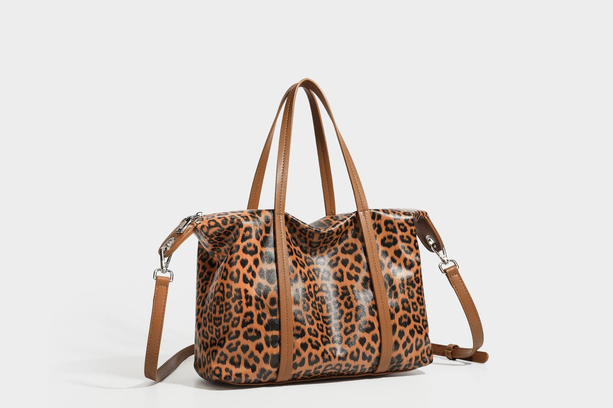 Tote-Bag in glänzender Lederoptik mit Leopardenmuster, schwarzen Besätzen, Reißverschluss oben und zwei Schultergriffen, Detailansicht 26