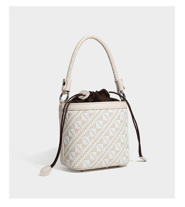Kleine gewebte geometrische Bucket-Bag mit geflochtenem Henkel in Lederoptik und Kordelzugverschluss im zweifarbigen Muster aus Braun und Weiß
