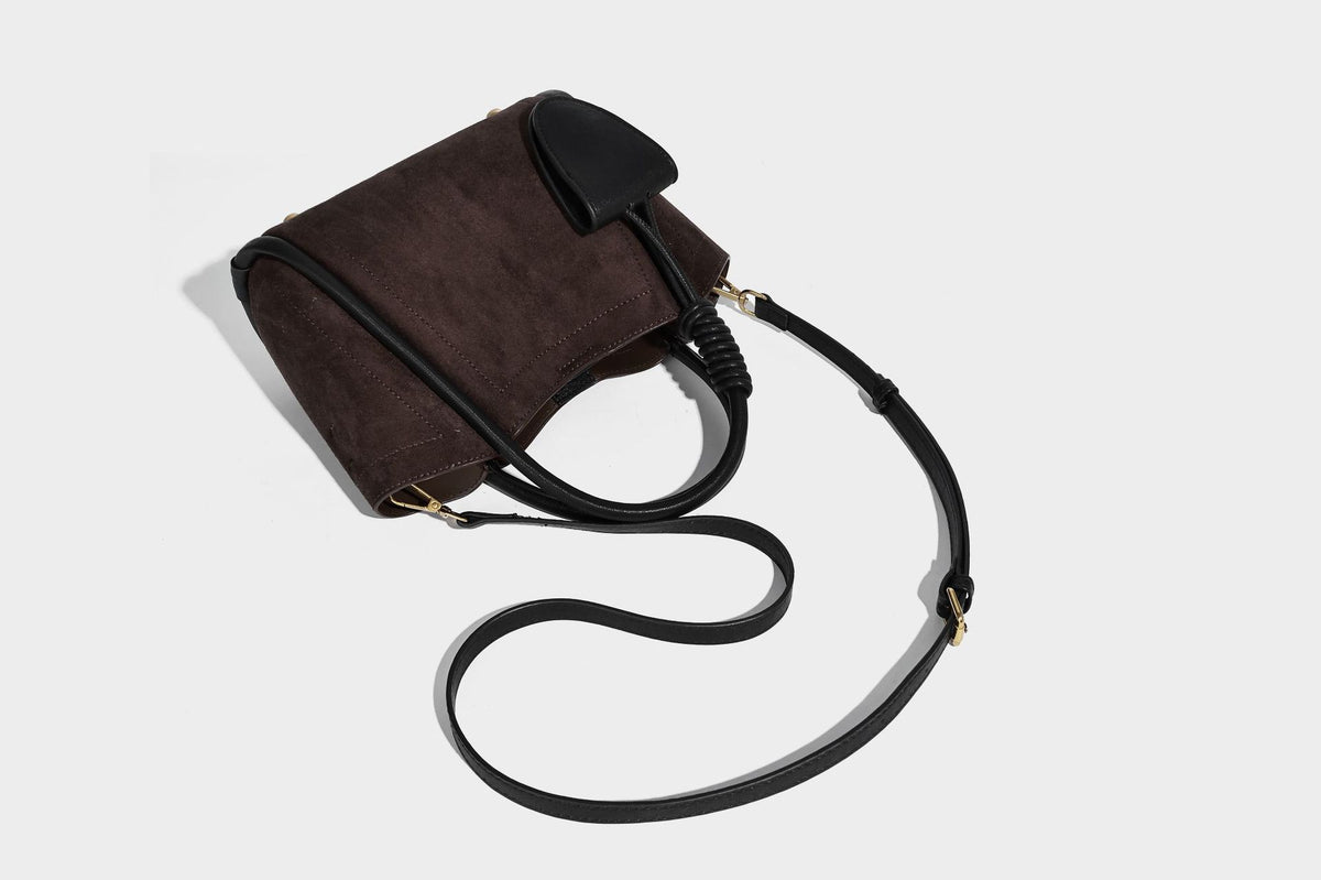 Kleine, strukturierte Tote-Bag mit offenem Design in Dunkelbraun und matter Wildlederoptik, mit schwarzen geknoteten Tragegriffen und befestigtem Front