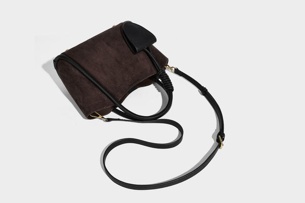 Kleine, strukturierte Tote-Bag mit offenem Design in Dunkelbraun und matter Wildlederoptik, mit schwarzen geknoteten Tragegriffen und befestigtem Front