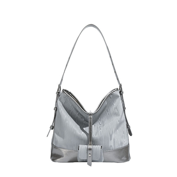 Silbergraue, weich fallende Hobo-Schultertasche mit holzmaserungsgeprägten Einsätzen, glänzenden Metallic-Details, Reißverschluss oben und vorderer Klappe