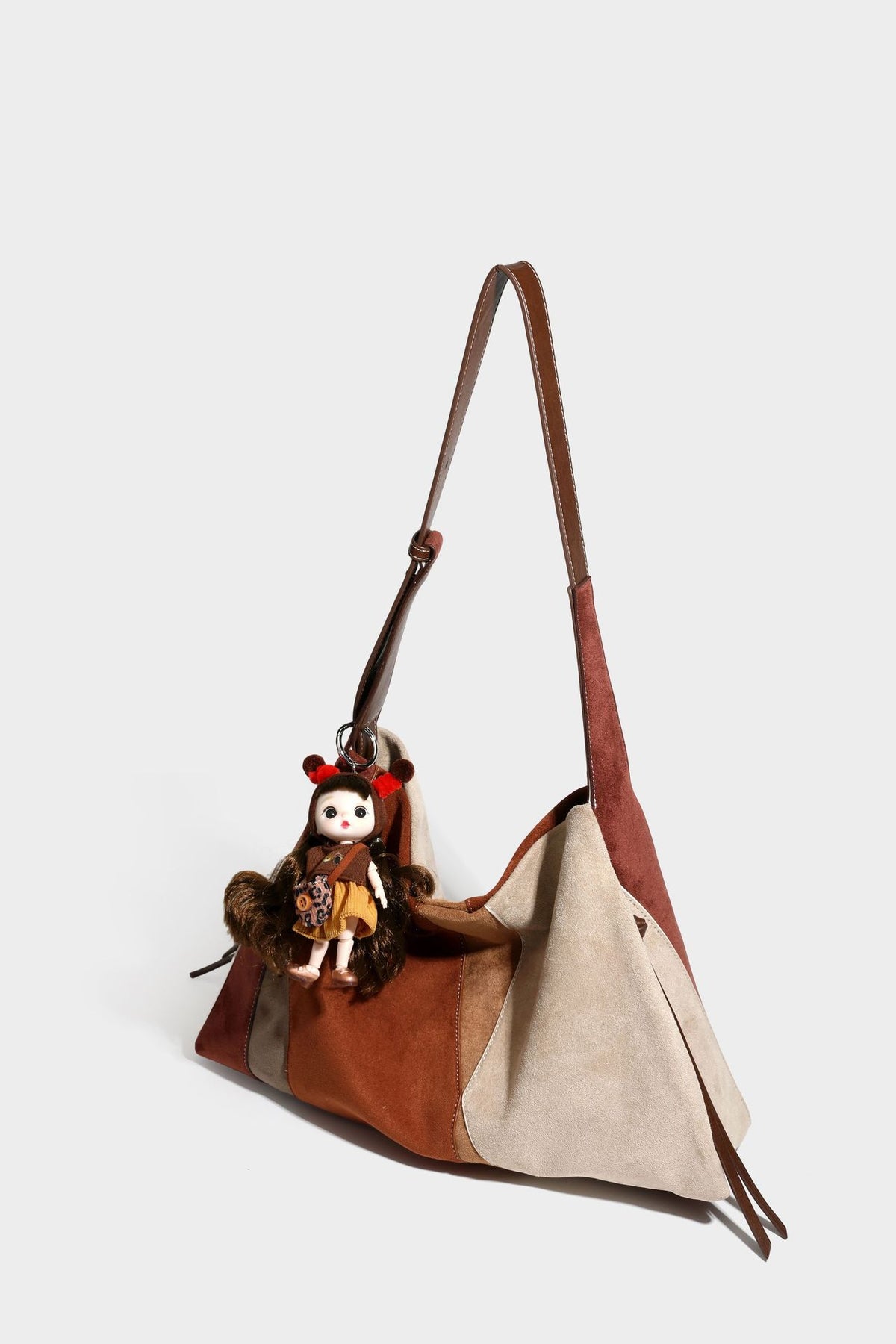 Weich fallende Patchwork-Tote in Braun, Rost, Camel und Beige mit Partien in Velourslederoptik, Besatz in Lederoptik und verstellbarem Schulterriemen