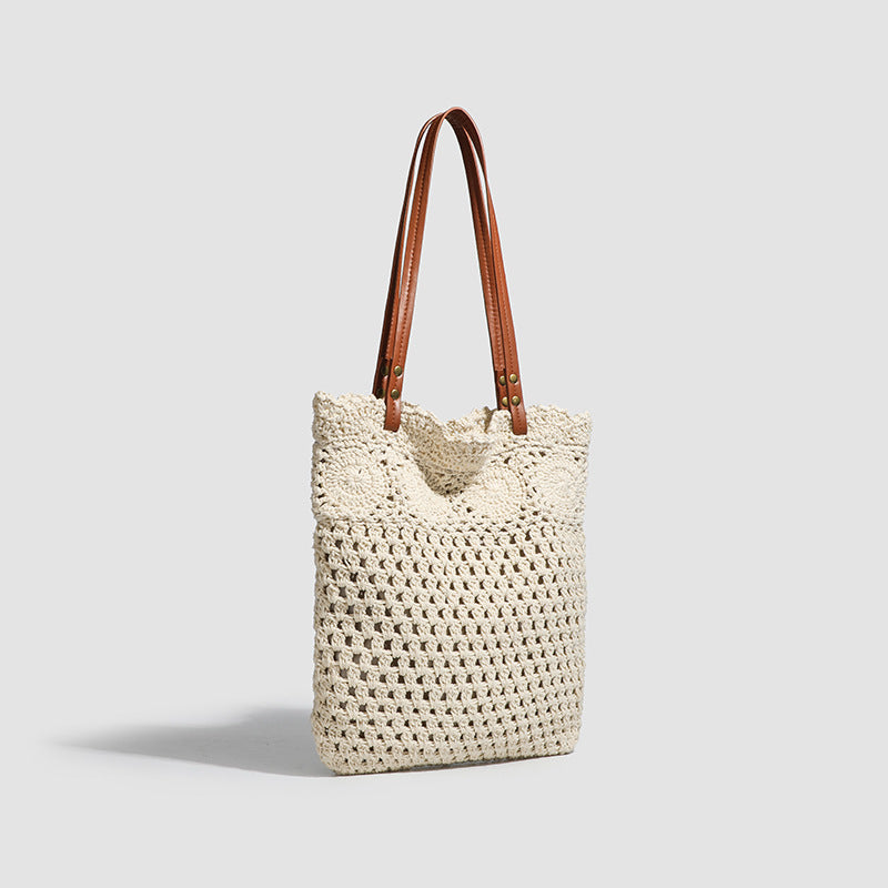 Geflochtene Crochet-Schultertasche mit geschwungenem floralem oberen Rand, Riemen in beigefarbener Lederoptik und Nieten in Antikgold, Detailansicht