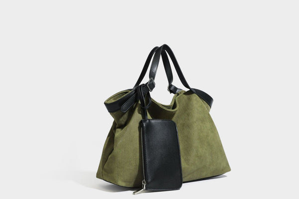 Weich fallender olivgrüner Shopper in Canvas-Optik mit Henkeln in schwarzer Lederoptik, abnehmbarem Reißverschlusstäschchen und silberfarbenen Beschlägen