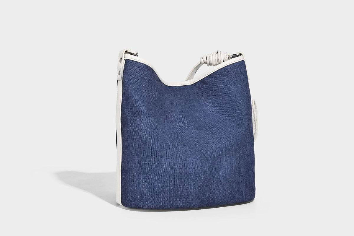 Große Bucket-Schultertasche aus Canvas in Denim-Optik mit Besatz in weißer Lederoptik, geknotetem Riemen und abnehmbarer Mini-Tasche auf der Vorderseite