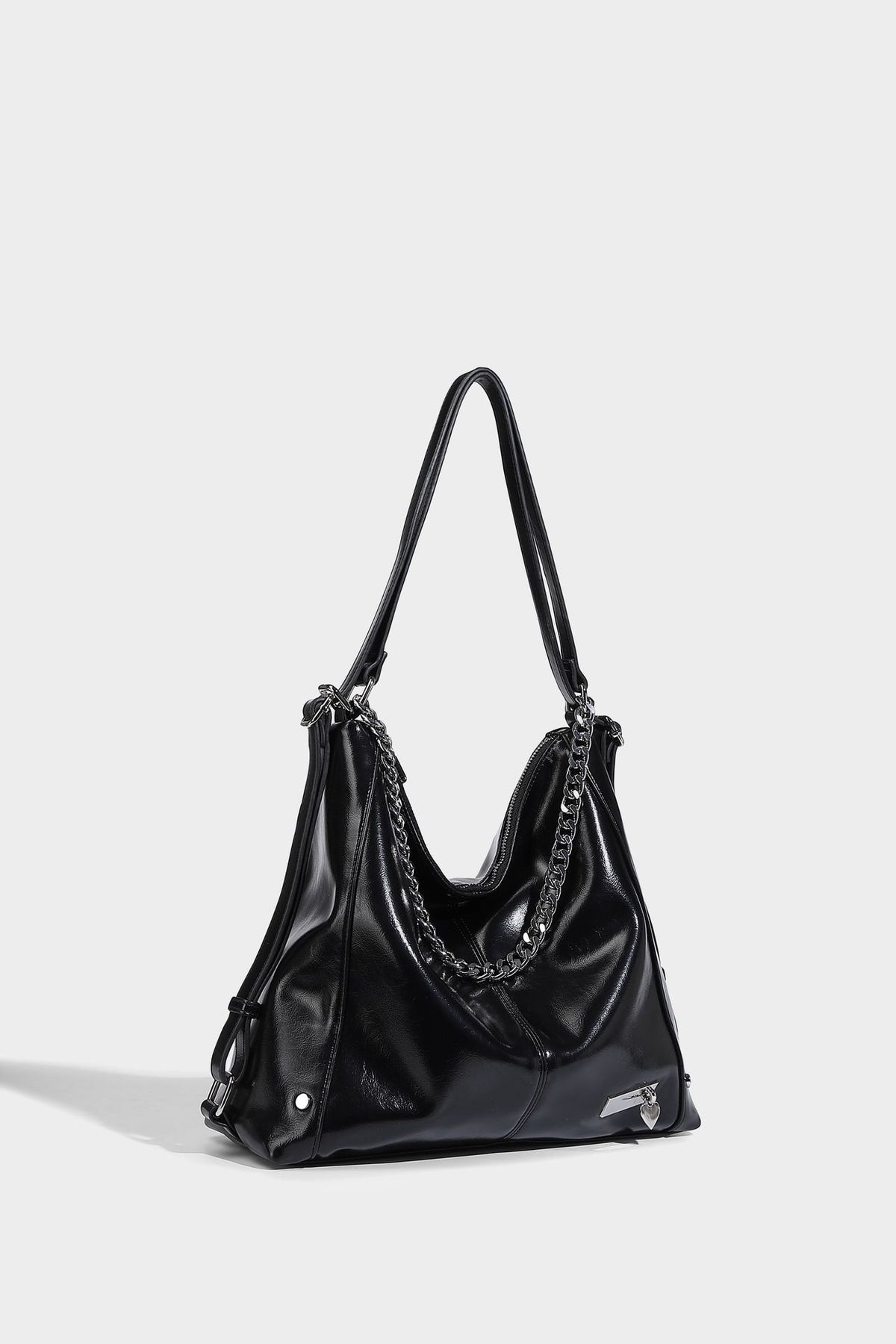 Glänzend schwarze Hobo-Shopper-Tasche mit silberfarbenem Kettenakzent, Reißverschluss oben und langen Schulterriemen, Detailansicht 17