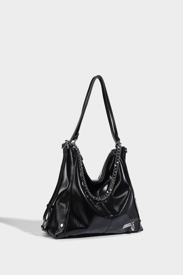 Glänzend schwarze Hobo-Shopper-Tasche mit silberfarbenem Kettenakzent, Reißverschluss oben und langen Schulterriemen, Detailansicht 17