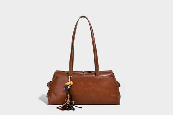 Strukturierte rechteckige Baguette-Schultertasche aus dunkelbraunem Material in glatter Lederoptik mit zwei Riemen und Reißverschluss oben