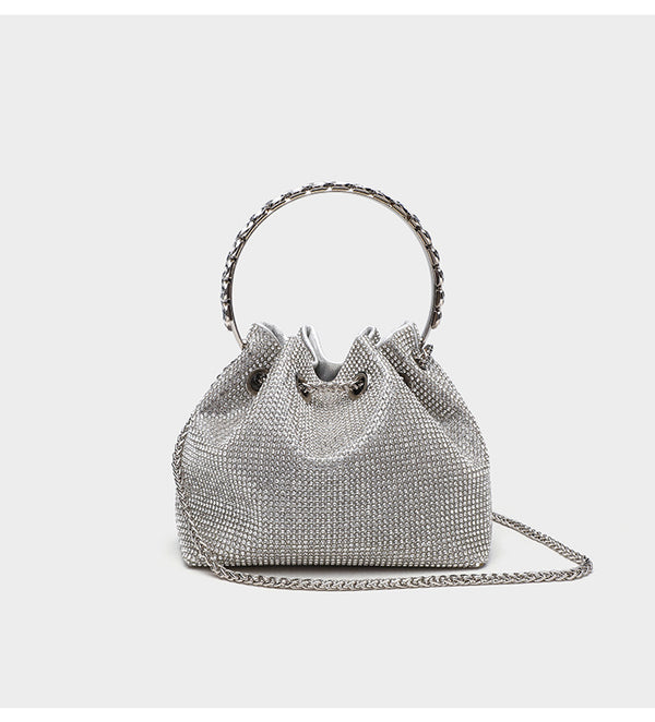Kleine Beuteltasche mit rundum besetzter Strassverzierung, juwelenbesetztem Ringgriff und silberfarbener Schulterkette, Detailansicht 7