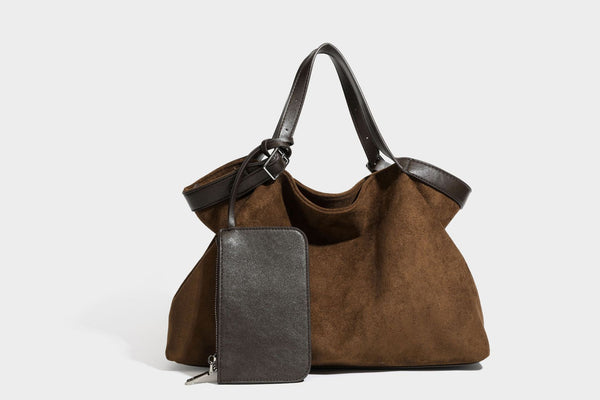Große, weich fallende Tote aus Wildlederoptik in warmem Braun mit dunklen glatten Besätzen, zwei Tragegriffen, abnehmbarem Reißverschluss-Etui und, Detail