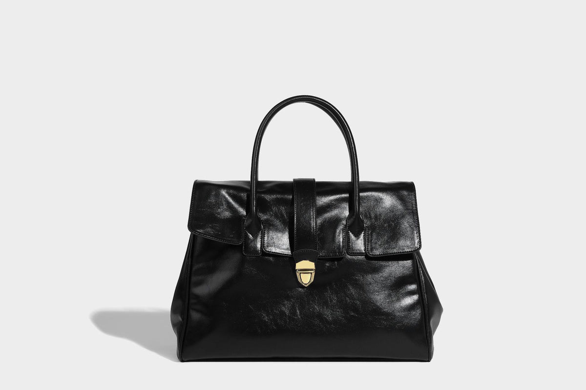 Strukturierte Henkeltasche in glänzender Lederoptik mit Überschlagverschluss, mittigem Riemen, goldfarbenem Drehverschluss und zwei Henkeln