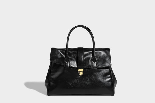 Strukturierte Henkeltasche in glänzender Lederoptik mit Überschlagverschluss, mittigem Riemen, goldfarbenem Drehverschluss und zwei Henkeln