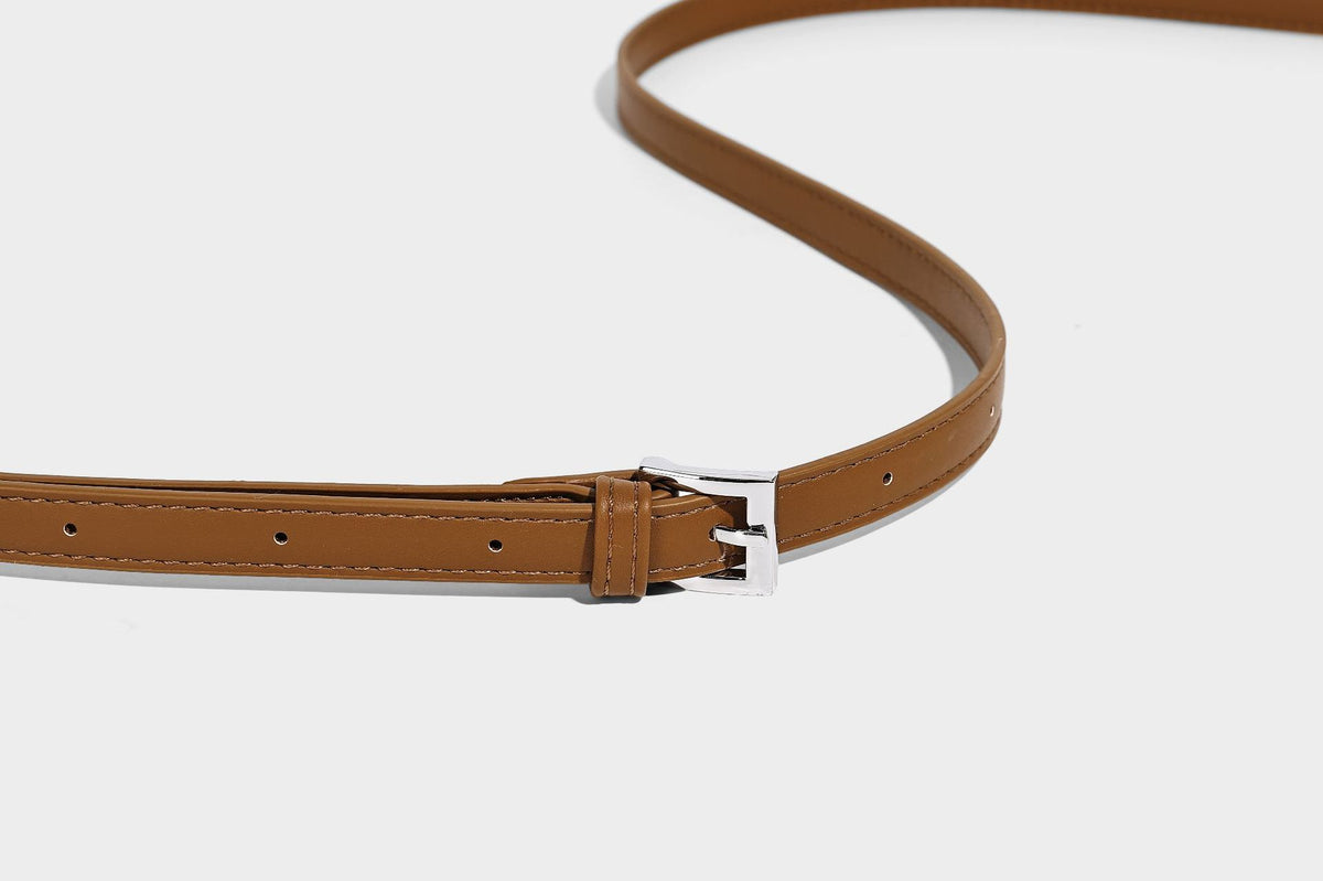 Kleine gewebte Beuteltasche in Tanbraun mit rundem Henkel aus Lederimitat, Quastenanhänger mit Perlen und abnehmbarem Crossbody-Riemen