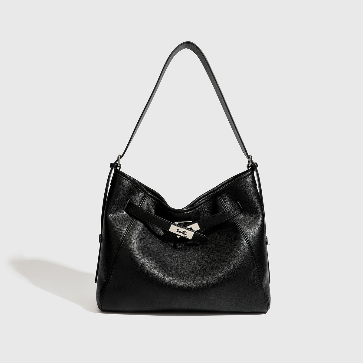 Große schwarze Hobo-Schultertasche in genarbter Lederoptik mit silberfarbenem Drehverschluss auf der Vorderseite und einzelnem flachem verstellbarem