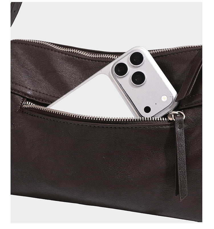 Strukturierte rechteckige Schultertasche mit Überschlag vorne in dunkler Espresso-Lederoptik, mit silberfarbenen Beschlägen und langem
