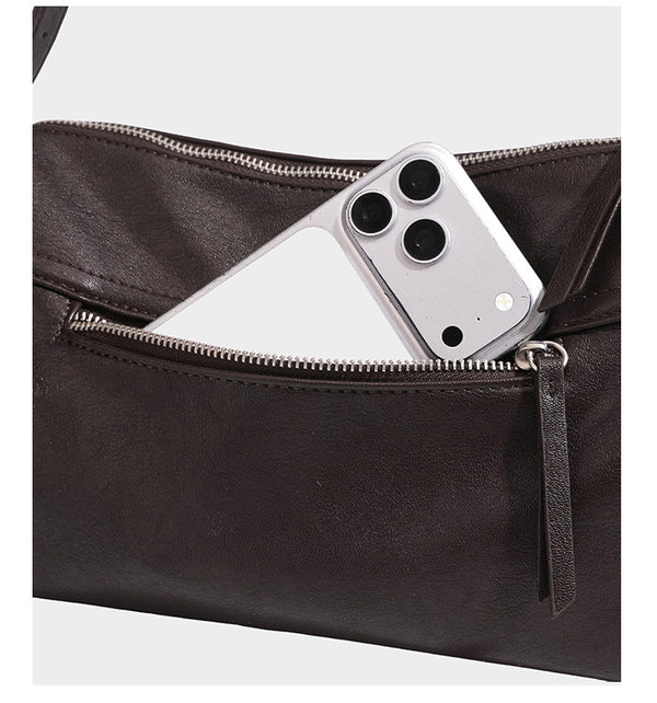 Strukturierte rechteckige Schultertasche mit Überschlag vorne in dunkler Espresso-Lederoptik, mit silberfarbenen Beschlägen und langem