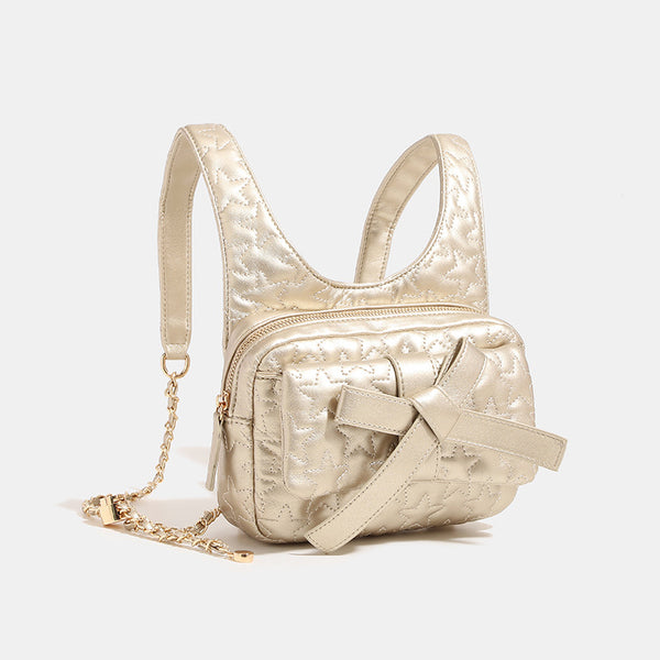 Wandelbare Schultertasche mit perlmuttfarbener Sternsteppung, Schleifendetail und goldfarbenem Kettenriemen, Detailansicht 3