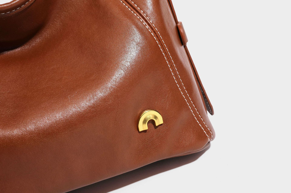 Lässige Hobo-Schultertasche mit glatter Oberfläche in Lederoptik, kontrastierenden Steppnähten, antikgoldfarbenen Metallelementen und, Detail