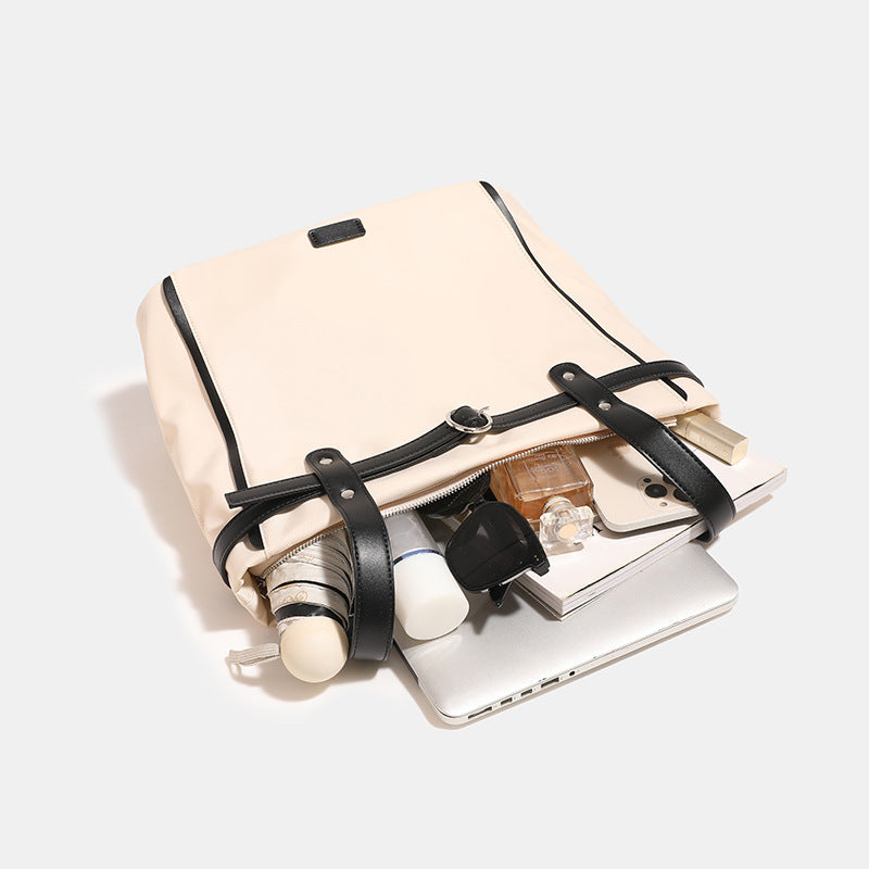 Große cremefarbene Tragetasche aus Nylon mit Riemen in Lederoptik und silberfarbenen Metalldetails, Detailansicht 4