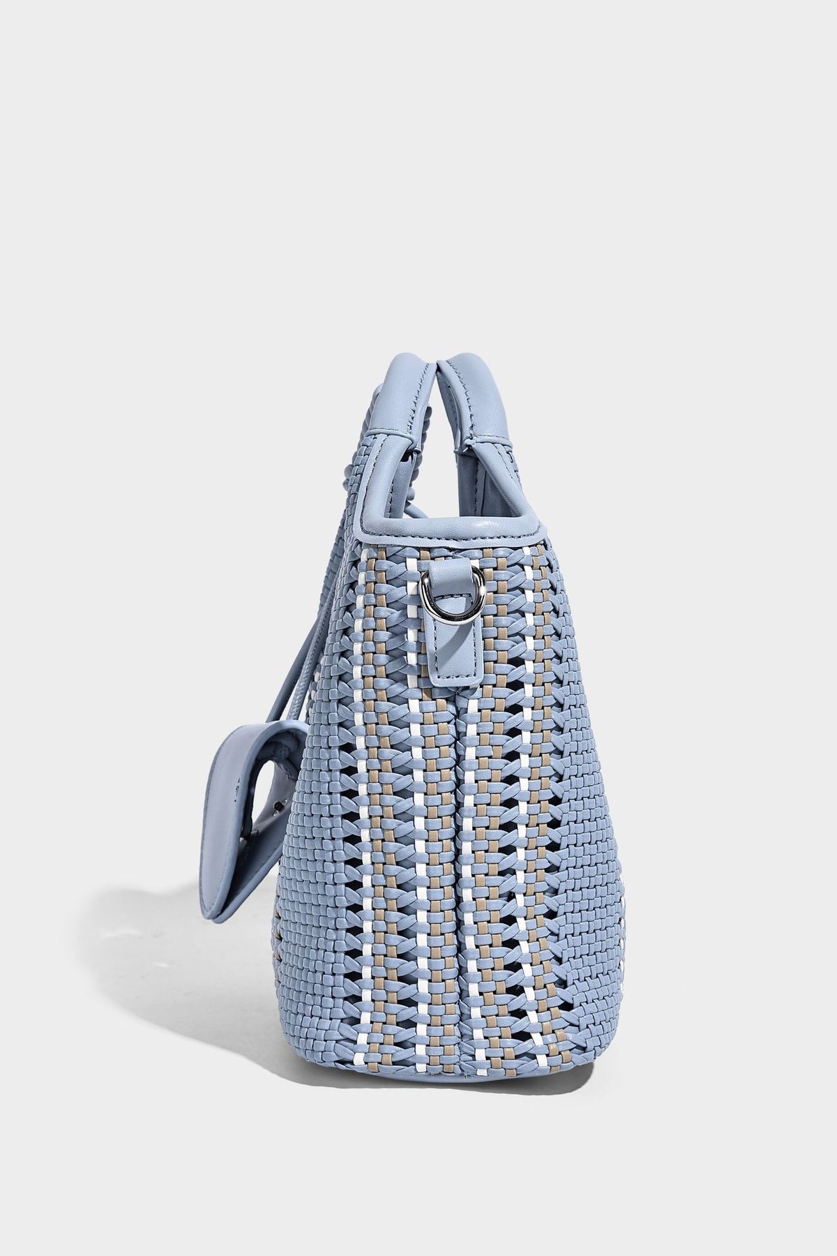 Geflochtene Bucket-Tasche in Pastellblau mit geflochtenen Henkeln, vorderem Einsteckfach, Perlenanhänger und abnehmbarem Schulterriemen