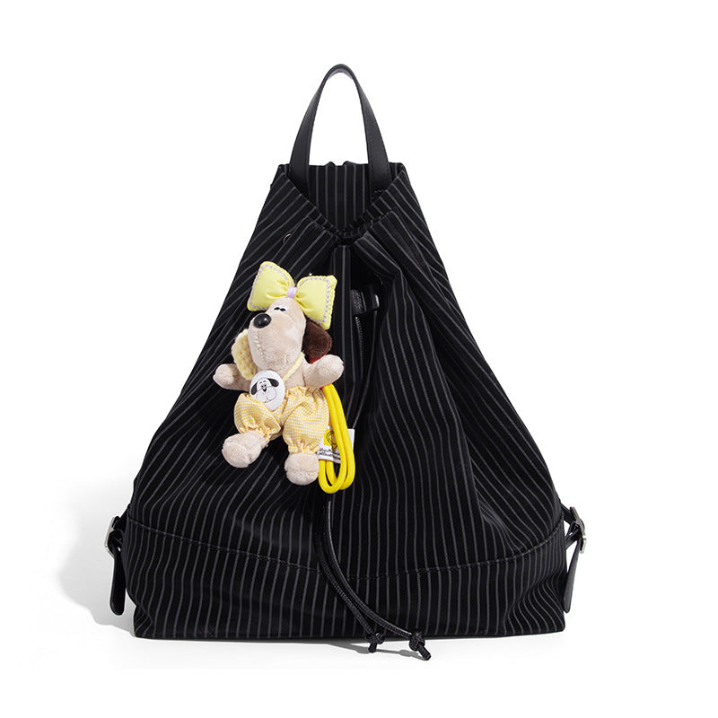 Schwarze wandelbare Rucksack-Handtasche mit Nadelstreifen, Zugbandverschluss, Tragegriff in Lederoptik und matten Beschlägen, Detailansicht