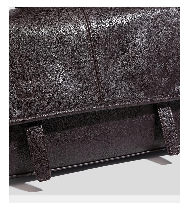Strukturierte Satchel-Tasche mit Überschlag aus dunkelbrauner, glänzender Lederoptik, kurzem Tragegriff und langem, verstellbarem Schulterriemen