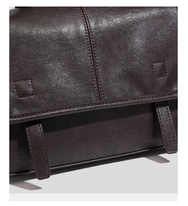Strukturierte Satchel-Tasche mit Überschlag aus dunkelbrauner, glänzender Lederoptik, kurzem Tragegriff und langem, verstellbarem Schulterriemen