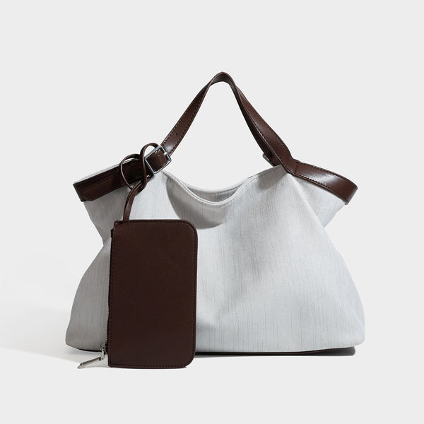 Lässig geschnittene Tote-Tasche in Olivgrün mit Canvas-Optik, schwarzen Henkeln in Lederoptik, abnehmbarer Reißverschlusstasche und silberfarbenen Beschlägen