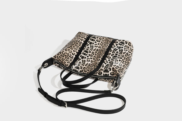 Shopper in glänzender Lederoptik mit Leopardenprint, schwarzem Besatz, Reißverschluss oben und zwei Schulterriemen, Detailansicht 43