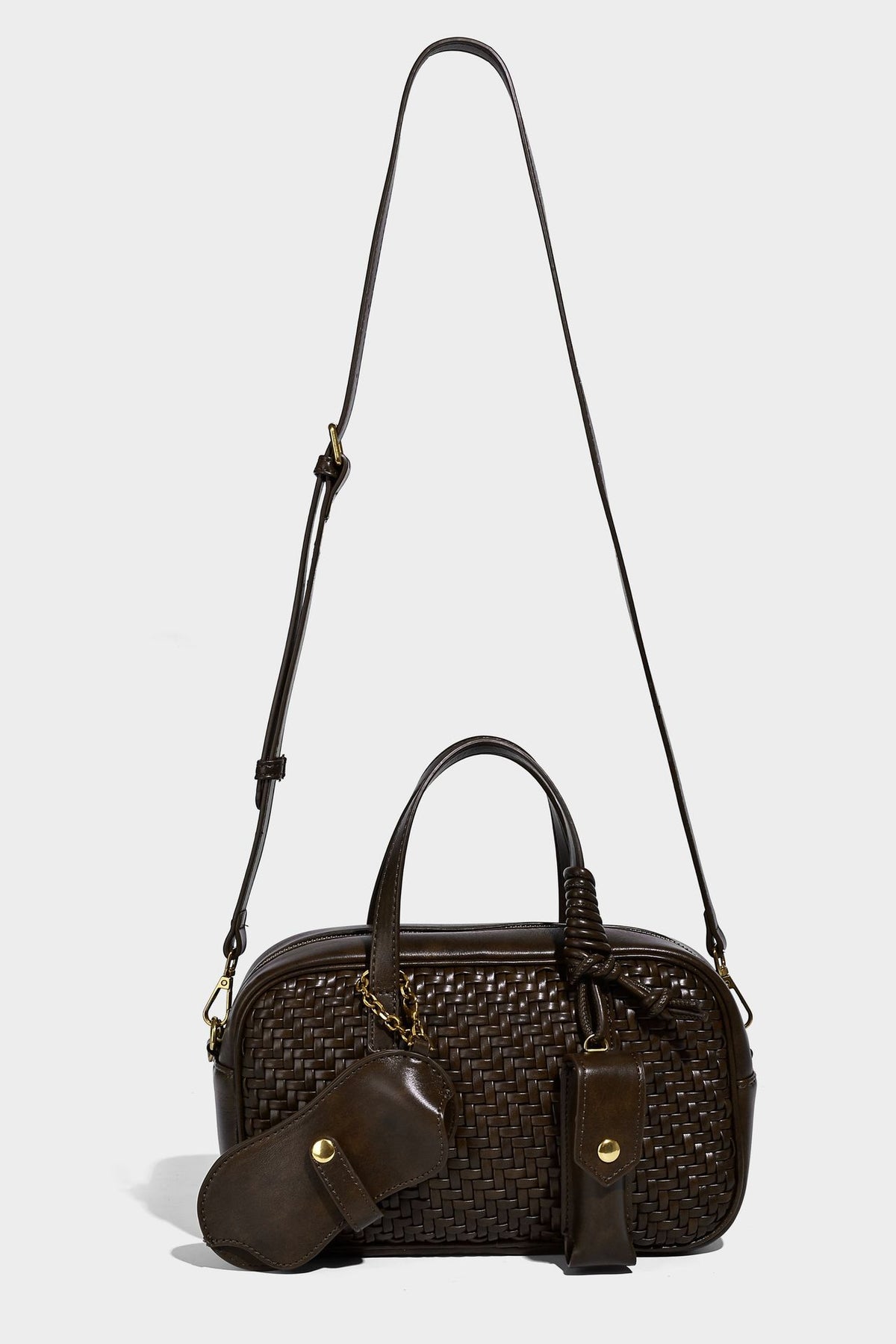 Strukturierte Boston-Tasche mit gewebter Optik, glattem Besatz in Lederoptik, zwei oberen Tragegriffen, abnehmbarer Mini-Druckknopftasche sowie Detail