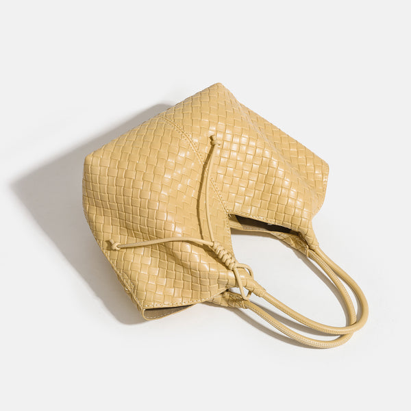 Weich strukturierte, gewebte Tote-Bag in Gelbgold und Lederoptik mit V-förmiger, offenem oberen Abschluss, seitlichen Kordelzugdetails und zwei röhrenförmigen