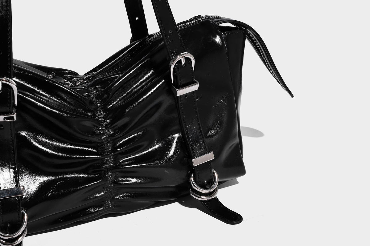 Glänzende, rechteckige Schultertasche mit Raffdetails, zwei verstellbaren Riemen, Reißverschluss oben und Schnallenbeschlägen in Silberoptik