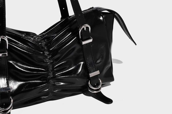 Glänzende, rechteckige Schultertasche mit Raffdetails, zwei verstellbaren Riemen, Reißverschluss oben und Schnallenbeschlägen in Silberoptik