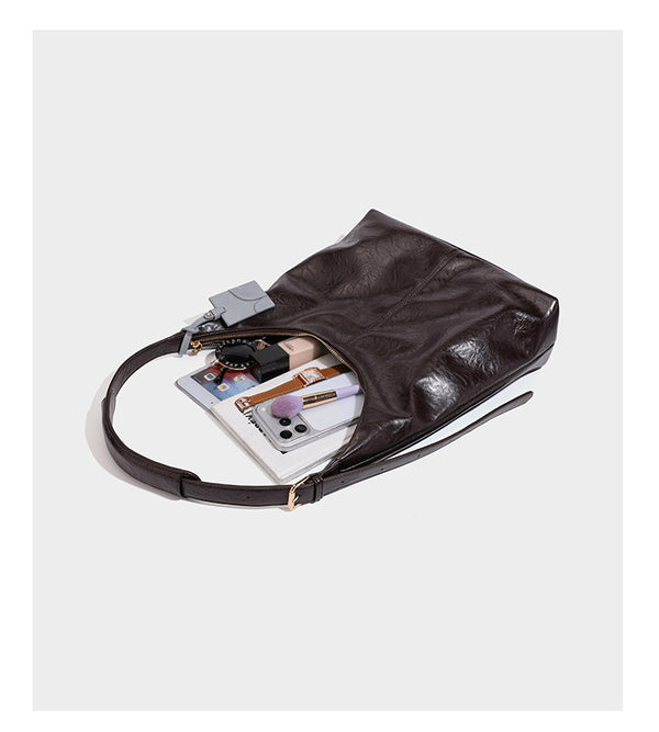 Große dunkelbraune, glänzende, geknautschte Hobo-Schultertasche mit Reißverschluss, goldfarbenen Beschlägen, verstellbarem Riemen und hellblauem