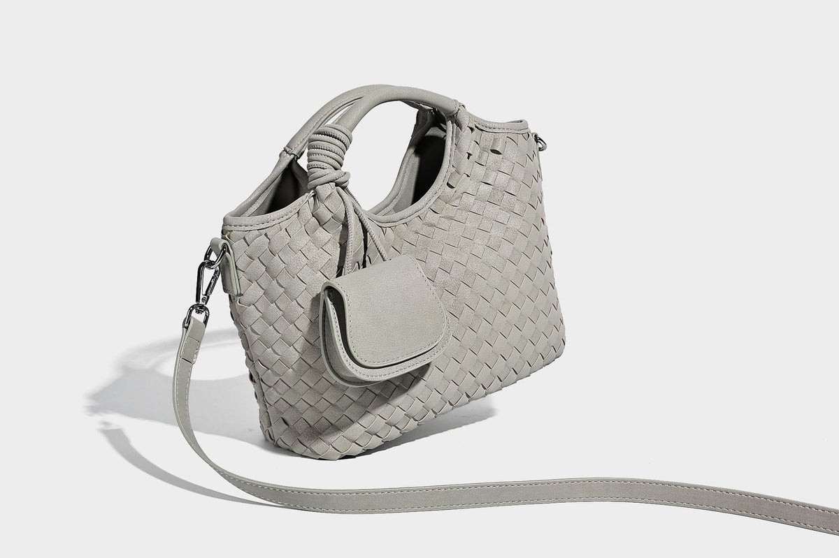 Wandelbare Tote-Schultertasche aus mattem Webmaterial mit geknoteten Tragegriffen, Vordertasche mit Klappe und abnehmbarem Schulterriemen, Detailansicht 23