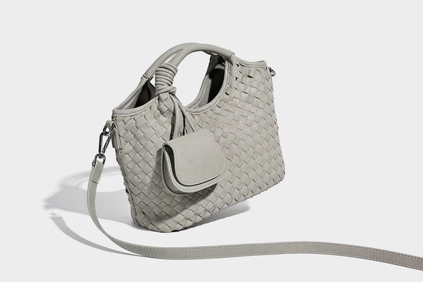 Wandelbare Tote-Schultertasche aus mattem Webmaterial mit geknoteten Tragegriffen, Vordertasche mit Klappe und abnehmbarem Schulterriemen, Detailansicht 23
