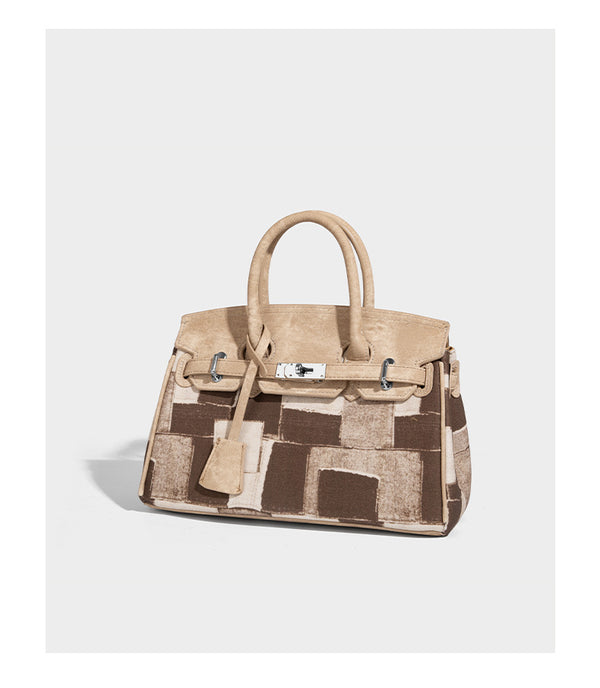 Strukturierte Patchwork-Handtasche mit zwei Tragegriffen, Klappe mit Drehverschluss und silberfarbenen Beschlägen, Detailansicht 10