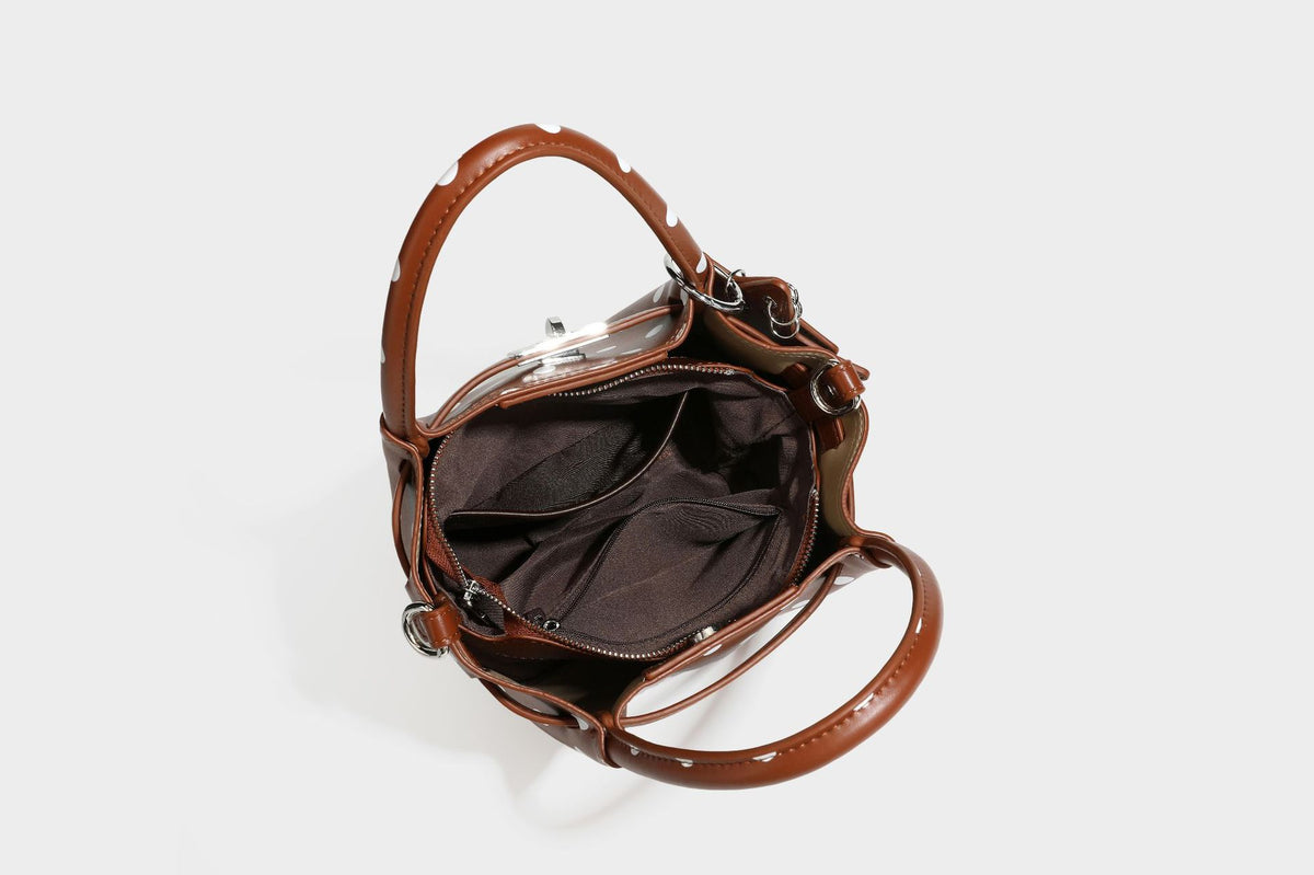 Kleine strukturierte Mini-Tote-Bag mit Punkten in Braun und weißen Punkten, Sternanhänger, zwei Tragegriffen und abnehmbarem Schulterriemen
